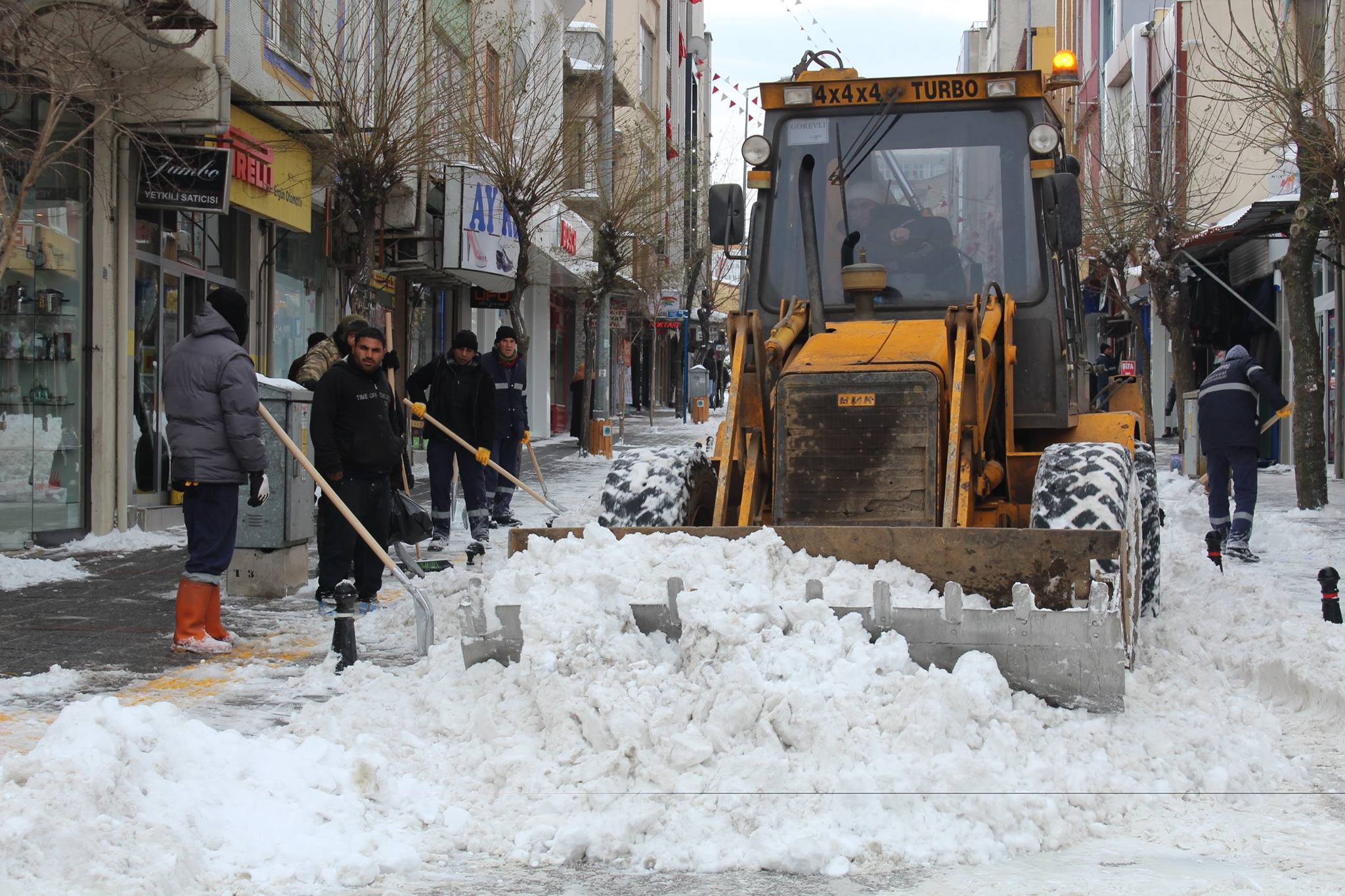 Uzunköprü Belediyesi 30 saattir kar ile mücadele ediyor