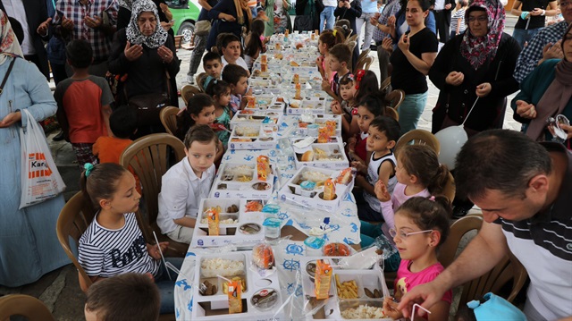 İlk iftar saat 12'de Eyüp'te yapıldı