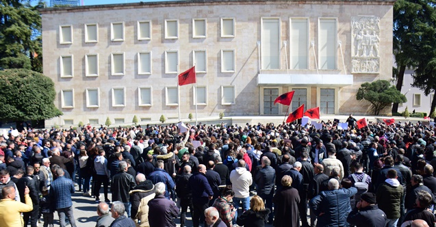 Arnavutluk'ta yüzlerce kişiden yükselen akaryakıt ve gıda fiyatları için protesto