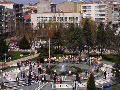 Ata’nın ve İnönü’nün heykelleri dikildi