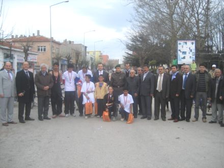 Edirne'nin Enez ilçesinde bisiklet ve kros yarışmaları yapıldı.