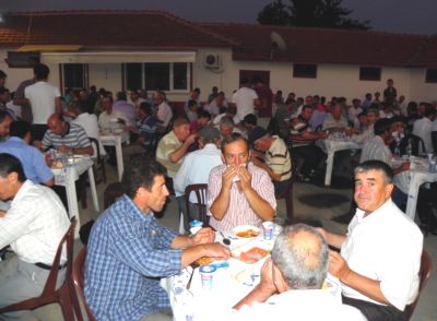 İşadamı Köyünde Bin Kişiye İftar Verdi