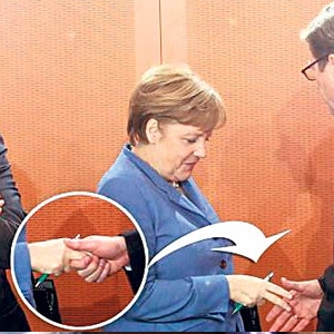 Merkel'in İki Parmağı Olay Oldu