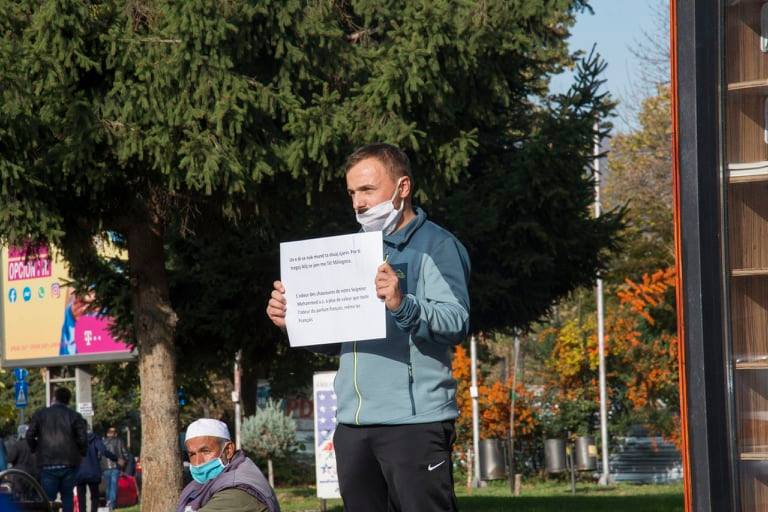 Kalkandelenli vatandaş tek başına Fransa’yı protesto etti