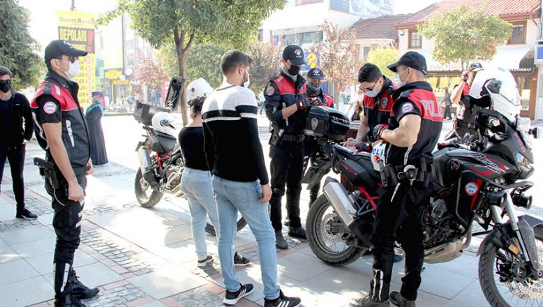 Turistlerin yoğun olduğu caddelerde maske denetimi