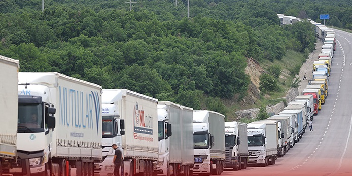 Hamzabeyli’de 24 kilometre tır kuyruğu oluştu