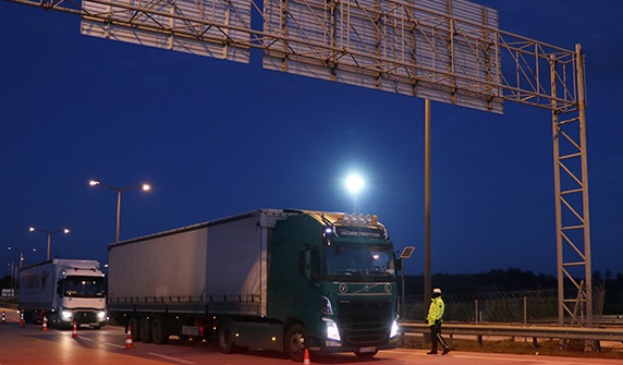 TRAKYA'DAN İSTANBUL YÖNÜNE TIR VE KAMYON GEÇİŞLERİNE İZİN VERİLMİYOR