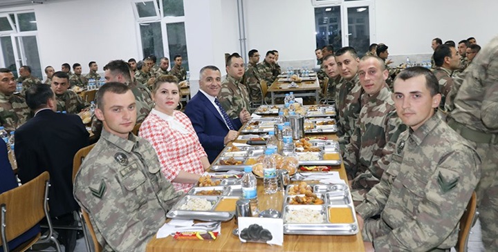 Mehmetçikle iftar