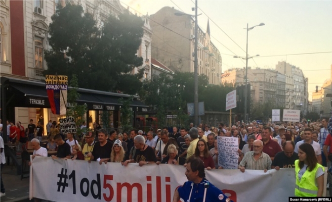 Sırbistan'da 5 Milyonun 1'i muhalefet protestoları devam ediyor