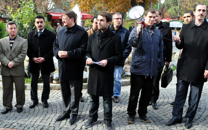 cuma namazının ardından toplanan grup, İsrail'i protesto etti 