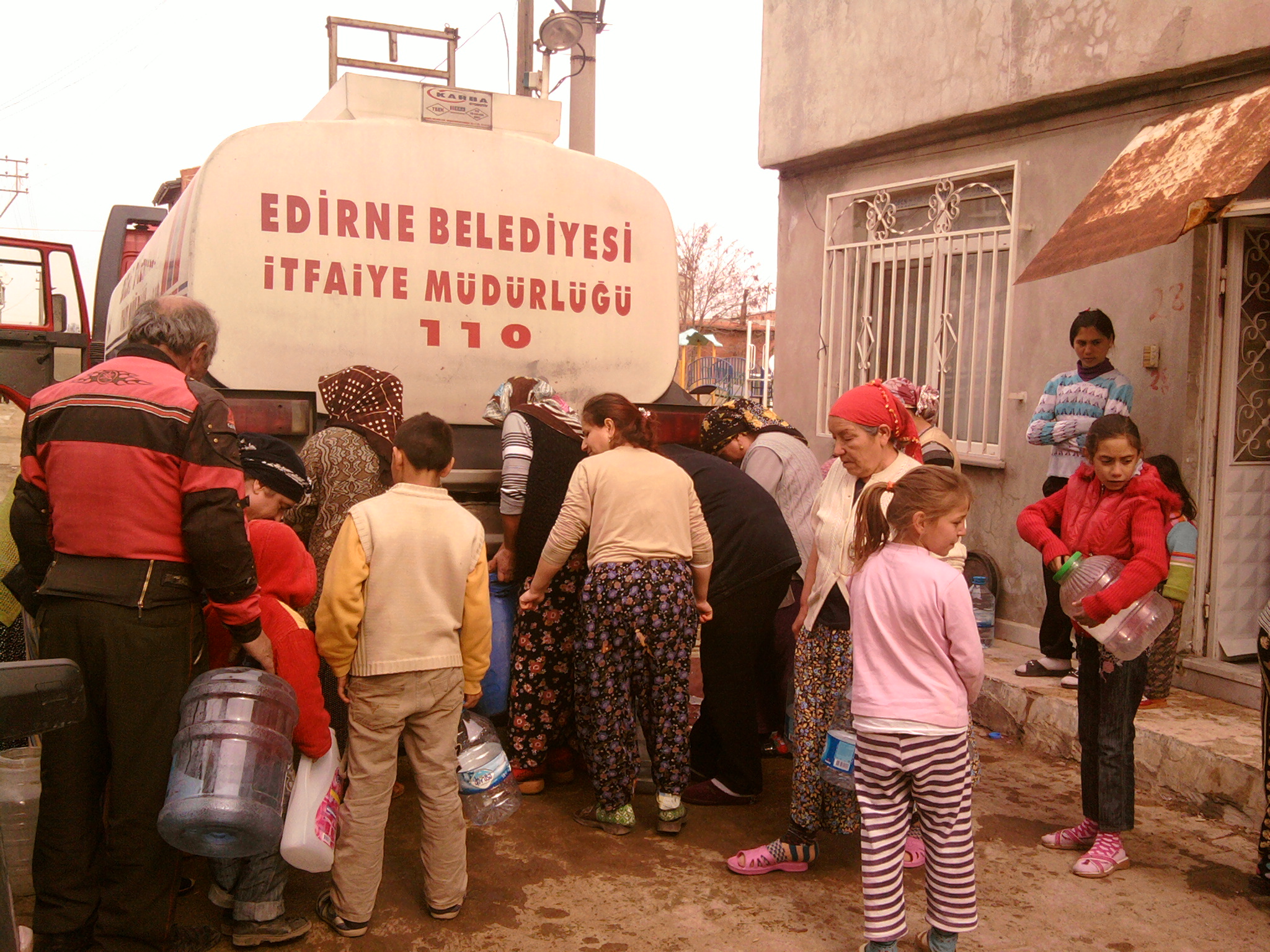 Edirne de  su kesintileri mahalle sakinlerini canından bezdirdi