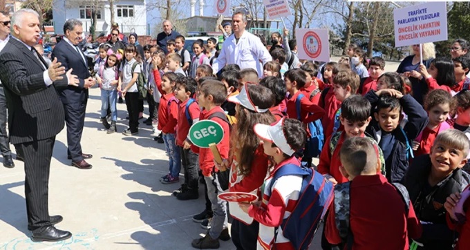 Tekirdağ'da 'Trafikte Parlayan Yıldızlar' Projesi kapsamında öğrencilere eğitim verdi