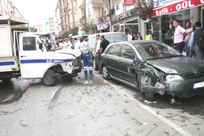 Park Halindeki İki Otomobile Çarpınca Yaralandı