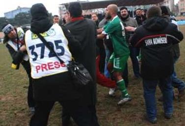 Maçta çıkan kavgada gazeteci yaralandı