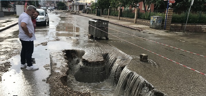 Çöken yol şaşkınlık yarattı