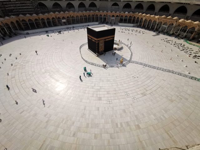 Suudi Arabistan'ın koronavirüsten dolayı umreyi yasaklamasından sonra Kabe boş kaldı