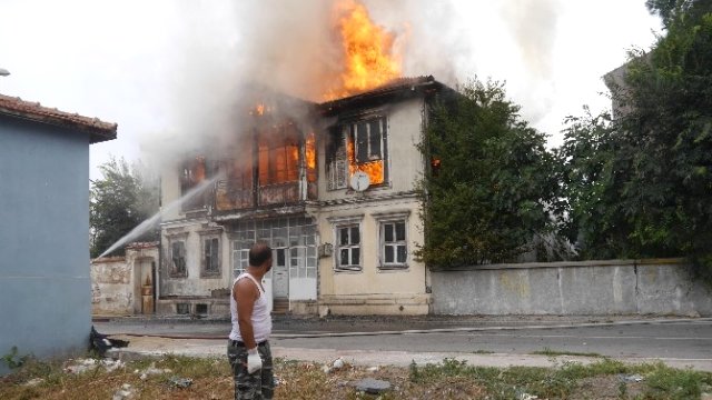 Edirne'de Tarihi Bina Yangında Kül Oldu