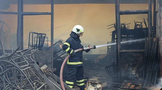 Edirne'de mobilya deposunda çıkan yangın kontrol altına alındı