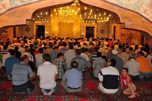 Edirne'de bulunan tarihi Selimiye Camii'nde ilk teravih namazı kılındı.