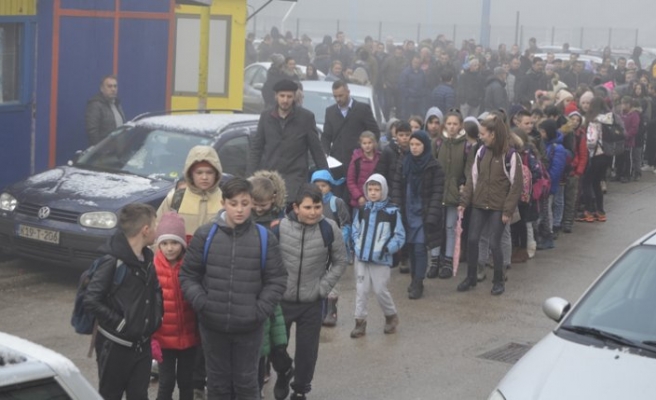 Srebrenitsa'daki Boşnak veliler, Sırp öğrencilerin Çetnik paylaşımını protesto etti