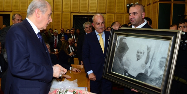 Devlet Bahçeli'ye Mustafa Kemal'in bozkurt işaretli fotoğrafı hediye edildi