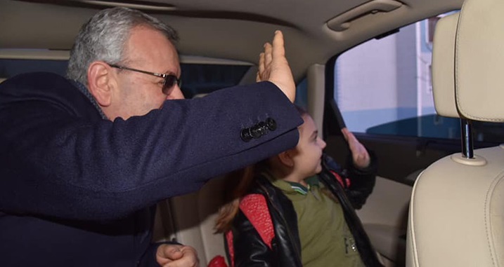 Öğrencileri makam aracıyla okula götürüyor