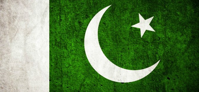 Pakistan'da Yolcu Uçağı Yerleşim Alanına Düştü