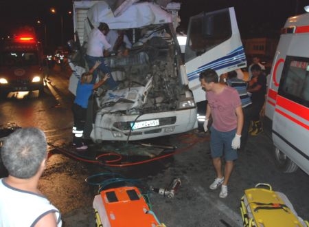 Balıkesir'in Edremit ilçesinde meydana gelen trafik kazasında 2 kişi yaralandı.