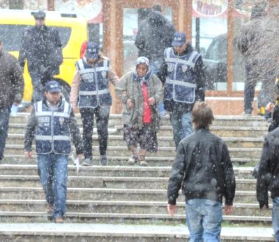 63 Yaşındaki Kadın, 'Uyuşturucu Satmak'tan Gözaltında