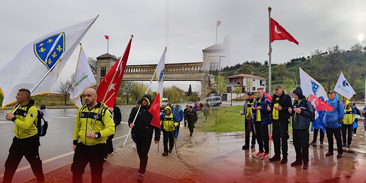 BOSNA HERSEK'TEN YOLA ÇIKAN GÖNÜLLÜLER ŞEHİTLERE SAYGI İÇİN YÜRÜYOR