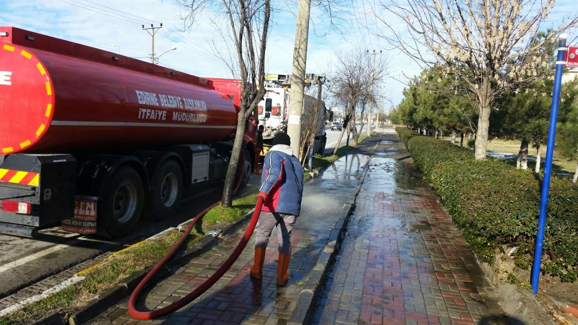 Edirne belediyesi yolları deterjanla yıkadı