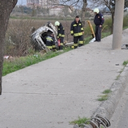 Edirne'de kontrolden çıkan otomobil kaldırımdaki ağaçları kökünden söktü. Kazada 1 kişi yaralandı. 