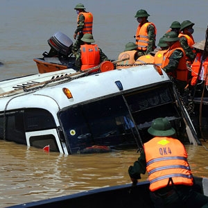 Vietnam'da Otobüs Nehre Uçtu: 34 Ölü