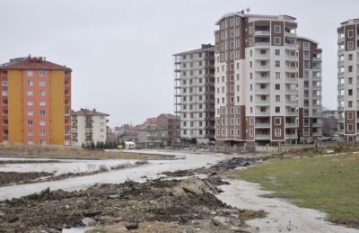 Dere Yatağındaki Cadde ve Sokaklar Her Yağışta Sular Altında Kalıyor