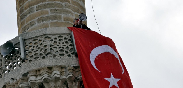 Minarede Türk Bayraklı Protesto 