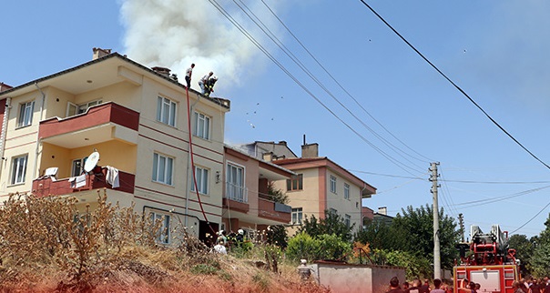 İki katlı apartmanın çatısında yangın çıktı