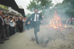 Romanların Kakava Şenliği Ateşin Yakılmasıyla Başladı