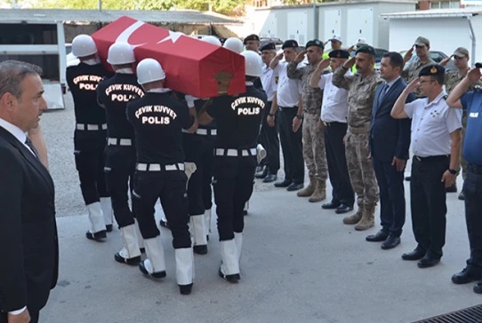 Tedavi gördüğü hastanede yaşamını yitiren polisin cenazesi Balıkesir'e uğurlandı