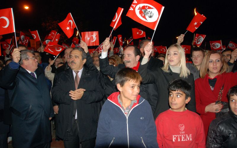 CHP'li grup, kurtuluş etkinliği kapsamında Atatürk Anıtı'na yürüdü