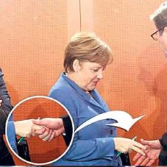 Merkel'in İki Parmağı Olay Oldu