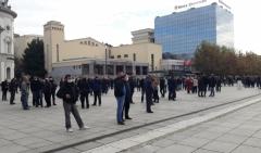 Maaşlarını alamayan Kosova Telekom çalışanları protesto gösterisi düzenlendi