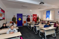 Türk askerinden Kosova’da eğitime destek