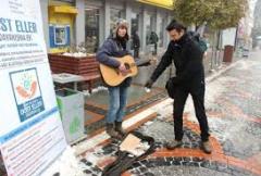 Kirasını Ödeyemeyen Üniversiteli, Gitarıyla Sokağa Çıktı