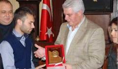 roman dernegi sedefçiye  plaket verdi